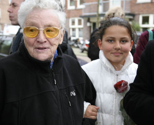 Herdenking bij het Kindermonument