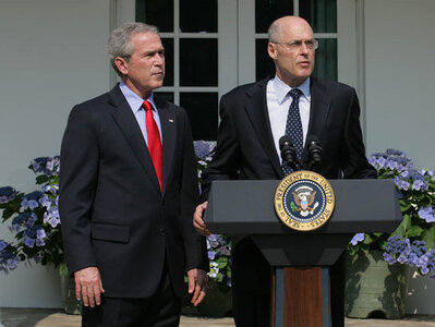 Bush benoemt voormalig Goldman Sachs directeur Paulson tot minister. Bron: By Shealah Craighead, via Wikimedia Commons