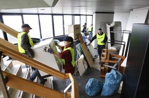 Het HCZ-pand wordt leeg geruimd nadat het door de krakers is verlaten. foto René Manders