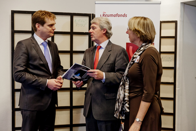 Lodewijk Ridderbos (directeur Reumafonds) overhandigt het rapport aan Michiel 