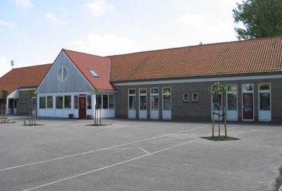 Tweede Kamerlid Jacques Monasch herbeleeft Prinsjesdag op de basisschool in Oosterbierum